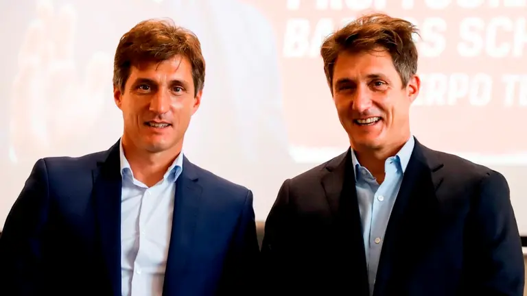 Guillermo Barros Schelotto, acompañado de su hermano Gustavo (i), asiste a su presentación como entrenador de la selección paraguaya. EFE