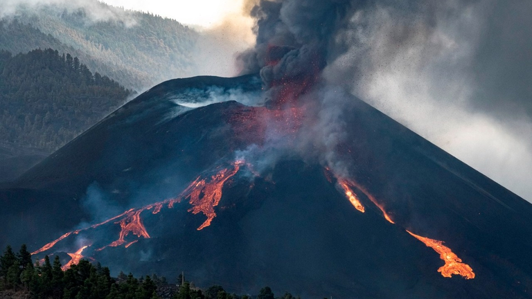 Vista de la nueva boca en la parte inferior del cono secundario del volc&aacute;n de La Palma, de la que sale abundante lava. EFE