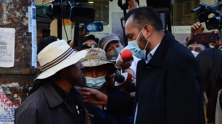 El viceministro de Seguridad Ciudadana, Roberto R&iacute;os, recibi&oacute; a los marchistas en La Paz.