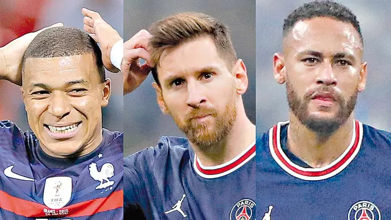 Los futbolistas del París Saint Germain Kylian Mbappé (i), Lionel Messi y Neymar, el tridente que &ldquo;falta ensanblar&rdquo;. EFE