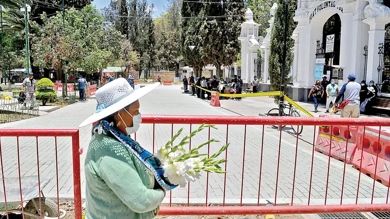 El área peatonal habilitada en el Cementerio General de Cochabamba. NOÉ PORTUGAL