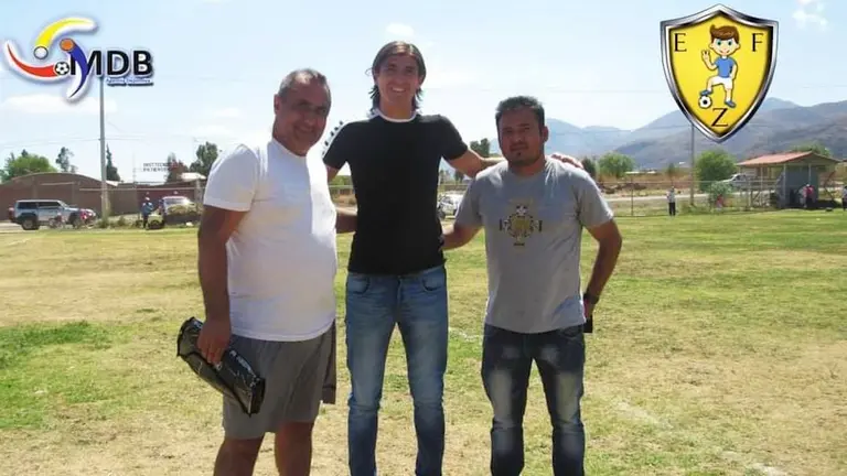Julio Zamora (i), durante la presentación oficial de su escuela de fútbol en San Benito. Facebook