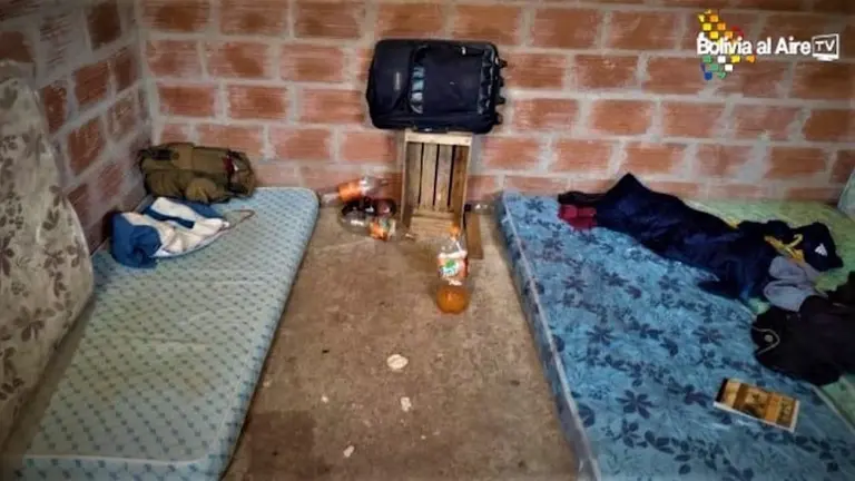 Espacio en el que viv&iacute;an personas que realizan un trabajo en condiciones de esclavitud en quinta de La Plata. Foto: Bolivia Al Aire TV.