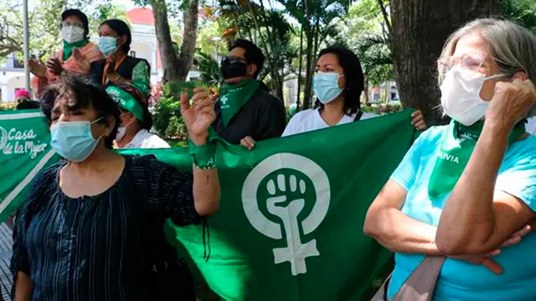 Activistas feministas protestan en puertas del hospital exigiendo protección para la niña violada y embarazada. EFE