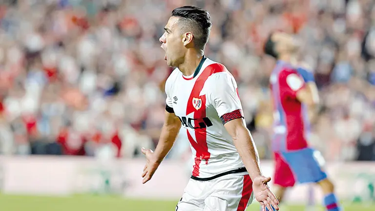 El delantero del Rayo Vallecano, Radamel Falcao, celebra su gol ante el Barcelona. EFE