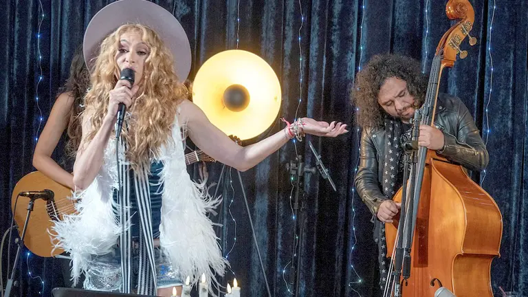 La cantante mexicana Paulina Rubio actúa durante la presentación de su disco 'I am' en South Beach, Florida, Estados Unidos. EFE