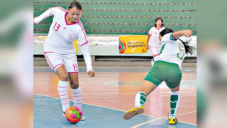 Una acción de un cotejo de futbol sala femenino. APG