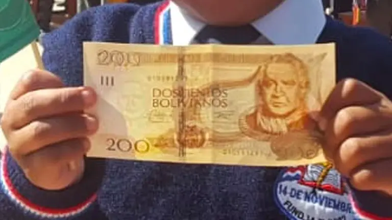 Un escolar se benefició con el bono Juancito Pinto de Bs 200. ABI