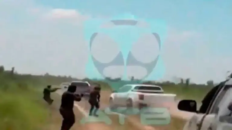 El momento que fueron interceptadas varias personas por miembros de grupo irregular en Guarayos. Foto: captura ATB