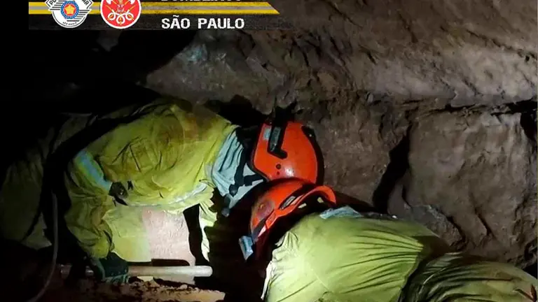 Dos bomberos intentan mover piedras tras el derrumbe. GENTILEZA