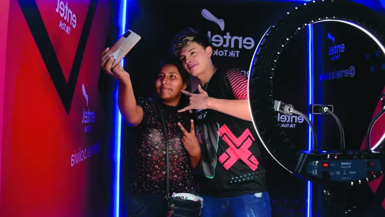 El famoso tiktoker Alexius Baldivieso posa para una foto con una de sus seguidoras. DICO SOLÍS.