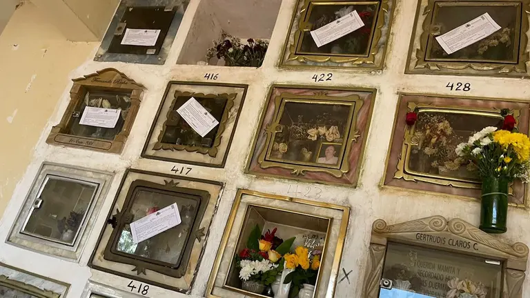 Los pre-avisos pegados en los nichos de perpetuidad en el Cementerio General de Cochabamba. Foto: Leslie Lafuente.