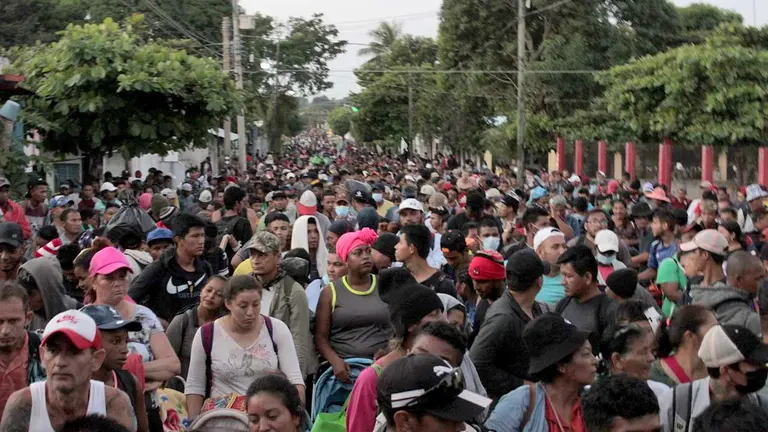 Alrededor de 5.000 migrantes -en su mayoría centroamericanos y haitianos- caminan en caravana en la comunidad de Nueva Milenio Valdivia rumbo a Ciudad de México. EFE