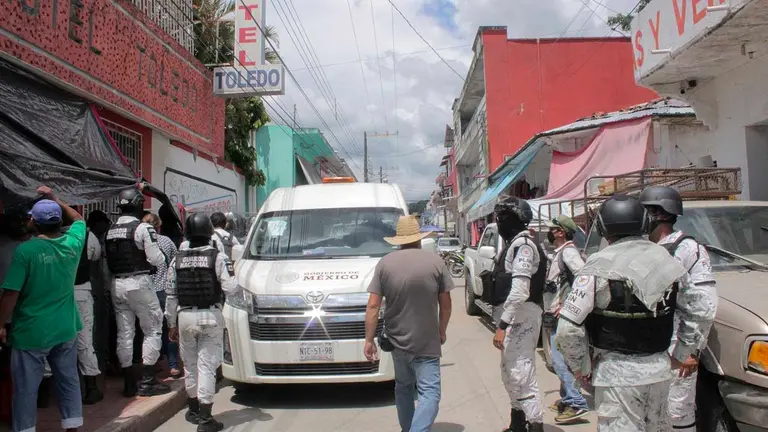 Fotografía de archivo en la que se observa a elementos de la Guardia Nacional realizar un operativo a las afueras de un hotel, para disolver una caravana de migrantes en el municipio de Tapachula en el estado de Chiapas (México). EFE