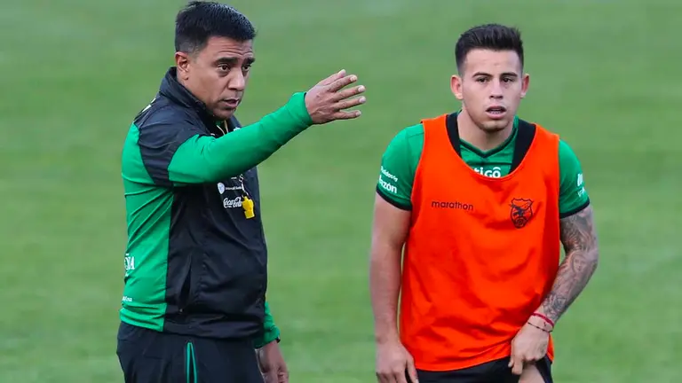 Fotografía de archivo en la que se registró al seleccionador de fútbol, el venezolano César Farías (i), junto al centrocampista Henry Vaca, quien fue dado de baja para la próxima convocatoria por una pubalgia. EFE