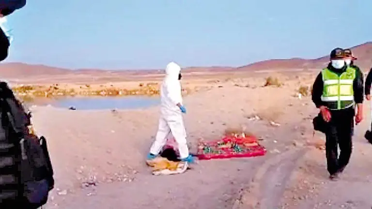 Policía realiza el levantamiento legal del cadáver de la víctima. UYUNI ANDINA