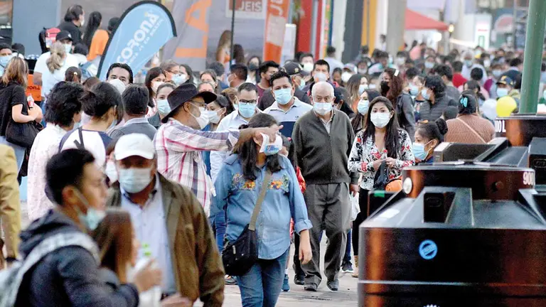 Una calle del recinto ferial de Alalay repleta de gente. DICO SOLÍS