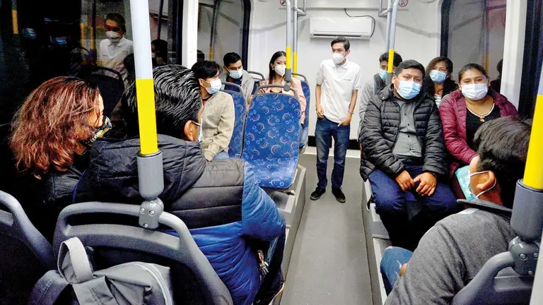 Personas emulan un viaje en el Tren Metropolitano de Cochabamba. Dico SolÍs