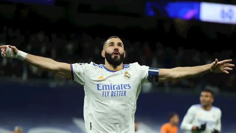 El francés Karim Benzema celebra uno de sus dos goles con el Real Madrid sobre el Shakhtar. EFE