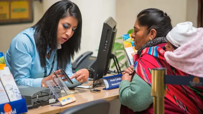 Imagen referencial de una mujer trabajando en una entidad bancaria.