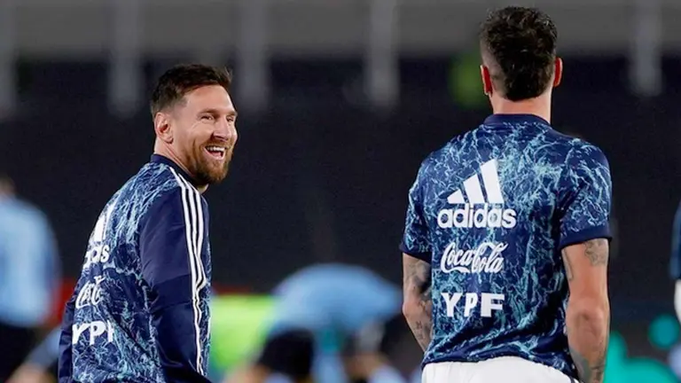 Lionel Messi de Argentina calienta previo al inicio del partido contra Uruguay por las eliminatorias sudamericanas al Mundial de Catar 2022, en una fotografía de archivo. EFE