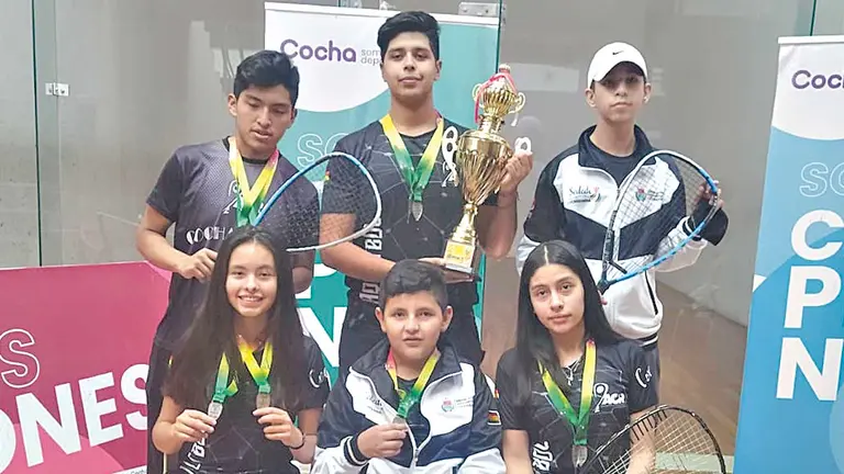 Los deportistas de la categoría Junior de ráquet. ARC
