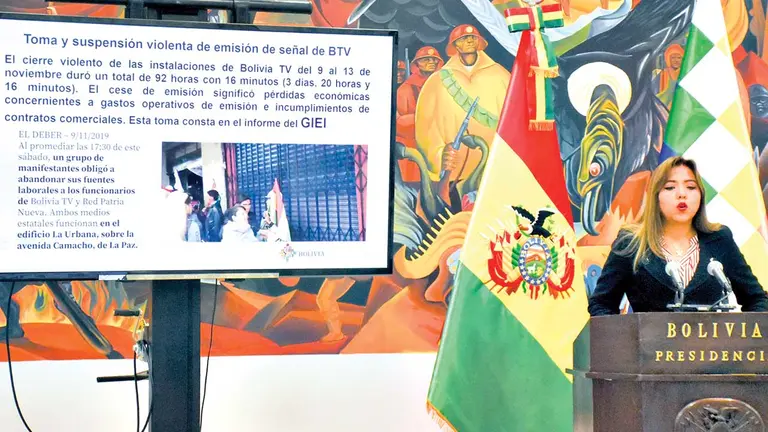 La viceministra de Comunicación, Gabriela Alcón, explica los informes de auditoría sobre los medios estatales. APG