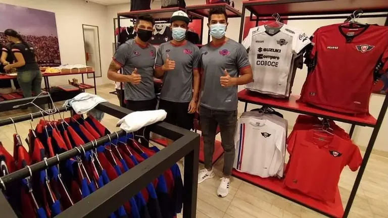 Jugadores de Wilster, en la tienda del Rojo. Dico Sol&iacute;s