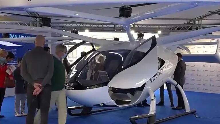 Exponen en Roma un taxi volador. EFE