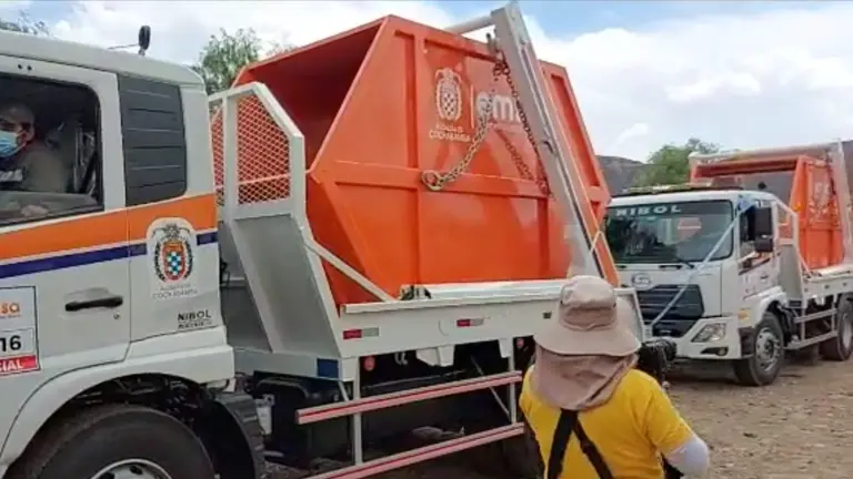 Carros de basura entregados a EMSA. GAMC.