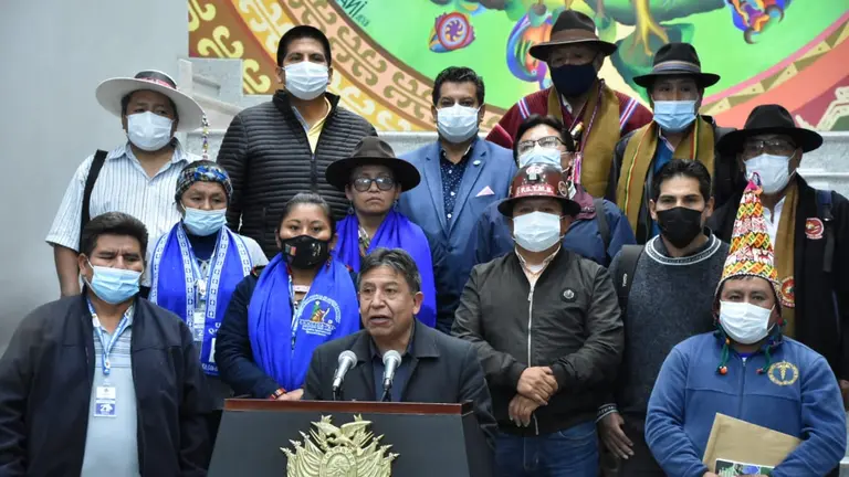 El vicepresidente David Choquehuanca, junto a representantes de organizaciones sociales.