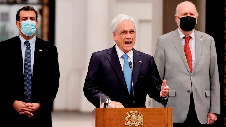 El presidente de Chile, Sebastián Piñera (c), acompañado por sus ministros Rodrigo Delgado (i), de Interior y Seguridad, y Baldo Prokurica (c), de Defensa, ofrece una rueda de prensa hoy, en el Palacio de la Moneda, en Santiago (Chile). EFE