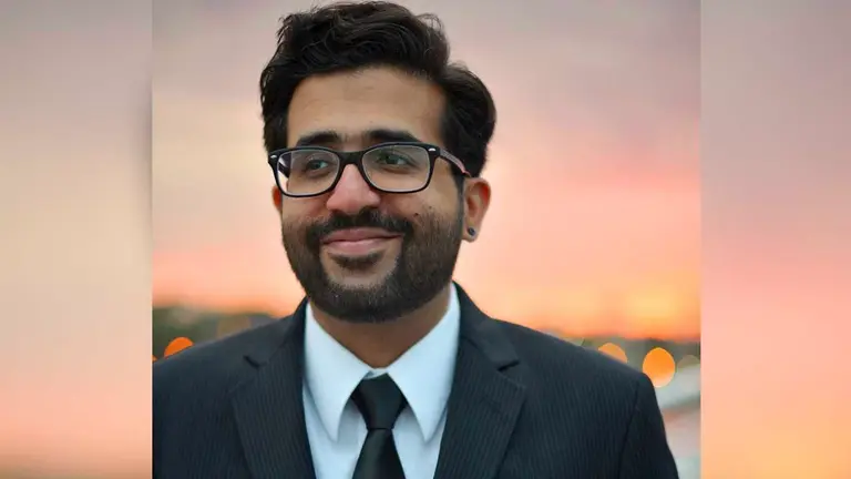 El experto en ciberseguridad Satnam Narang, es el responsable de la investigación que ha desenmascarado un tipo de lucrativas estafas en las que internautas anónimos se hacen pasar por famosos y recaudan miles de dólares. EFE
