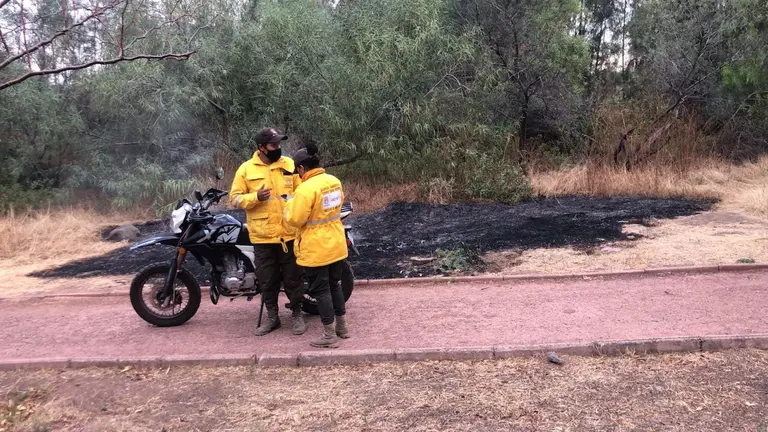 Incendio sofocado en la laguna Alalay ayer por la tarde.