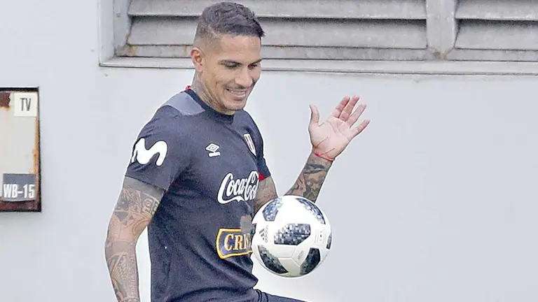 Paolo Guerrero domina el balón en el cuadro de Perú. EFE