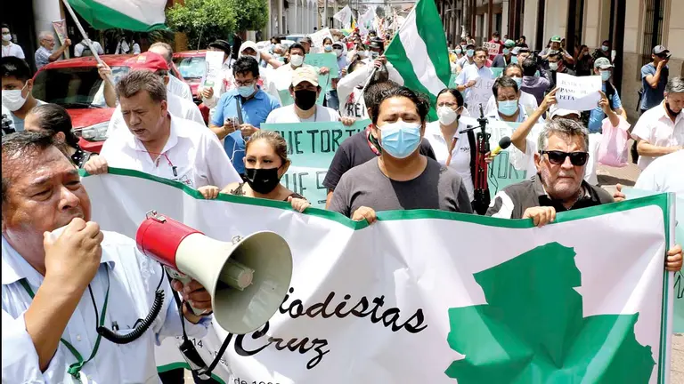 La movilización de los trabajadores de la prensa en Santa Cruz. EFE