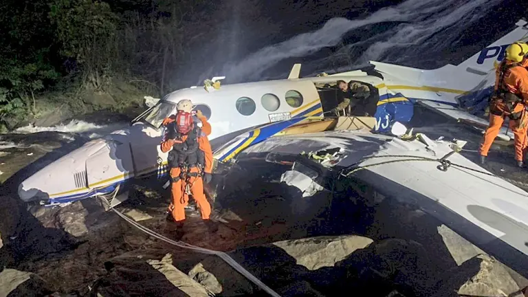 Fotografía cedida que muestra el lugar del accidente de la aeronave donde murió Marília Mendonça, una de las cantantes y compositoras más reconocidas del panorama musical brasileño, este viernes en Caratinga. EFE