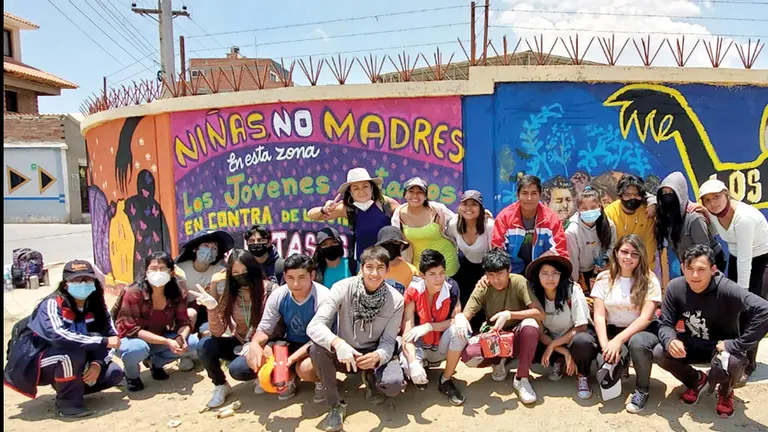 La artista urbana Knorke Leaf (casi al medio de la imagen con una solera azul y sombrero) junto a los jóvenes que participaron de las jornadas de artivismo.          JÓVENES EN ACCIÓN