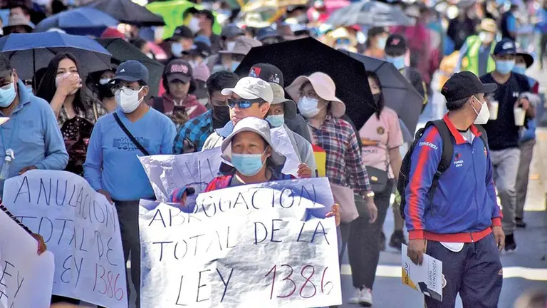 Gremiales marchan en la ciudad de Cochabamba, durante una movilización en semanas anteriores. DICO SOLÍS