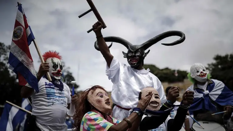 Máscaras que hacen referencia al presidente de Nicaragua, Daniel Ortega (d), y su esposa la vicepresidenta Rosario Murillo (i), en protestas en Costa Rica.         FUENTE- EFE 