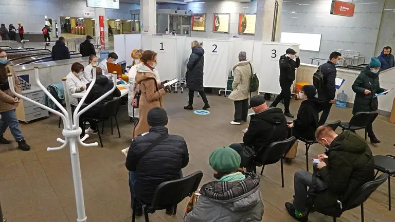 Varias personas esperan su turno para someterse a una prueba &ldquo;express&rdquo; en un metro de Moscú.                  FUENTE- EFE