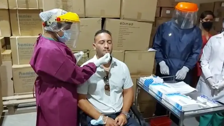 Momento en el que el concejal Reyes Villa se hace el test nasal de COVID-19 con la donaci&oacute;n que lleg&oacute;. Foto: Captura GAMC.