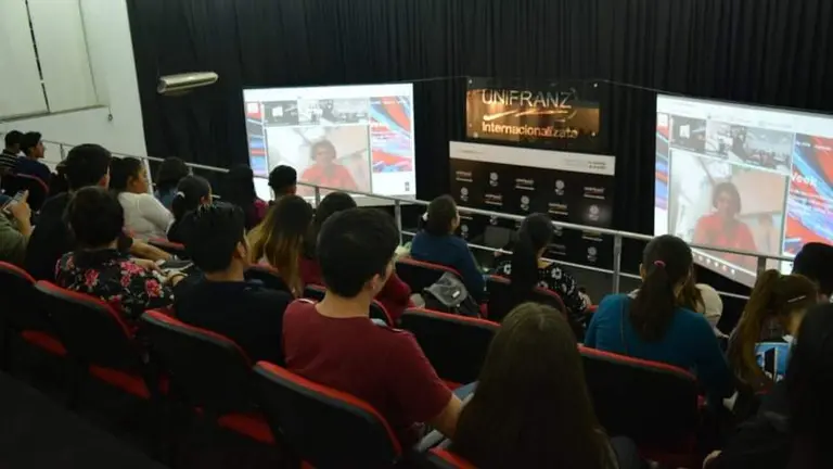 Alumnos se concentran en las actividades. Gentileza