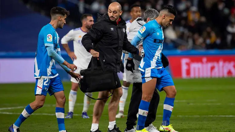 El delantero colombiano del Rayo Vallecano, Radamel Falcao (d), abandona el terreno de juego tras caer lesionado durante el encuentro correspondiente a la jornada trece de primera división, frente al Real Madrid, en Madrid. EFE