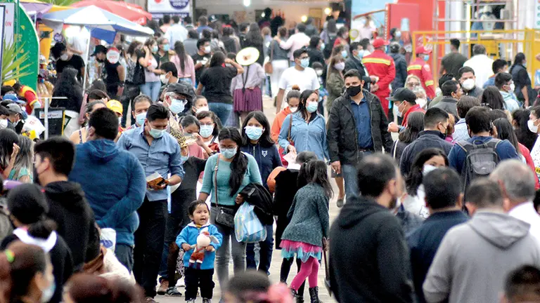 Gente aglomerada en el recinto ferial. DICO SOLÍS