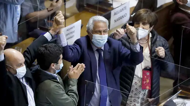Fotografía cedida hoy por la Cámara de Diputados de Chile que muestra al legislador opositor Jaime Naranjo (c) celebra con compañeros de bancada tras la sesión especial de juicio político al presidente Sebastián Piñera. EFE