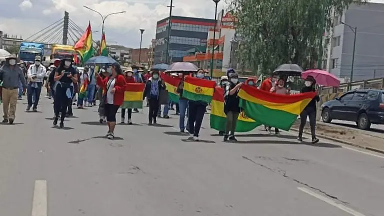 Movilizados, en caravana, se desplazan por la avenida Blanco Galindo. NICOLE VARGAS
