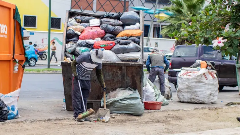 Basura en uno de los contenedores frente al Coliseo Evo Morales. Foto: GAMC.