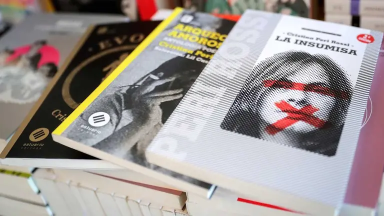 Vista de libros de la escritora uruguaya Cristina Peri Rossi en una librería hoy en Montevideo (Uruguay). EFE