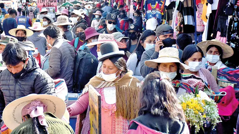 Un tumulto de gente camina por un mercado de Cochabamba. DICO SOLÍS